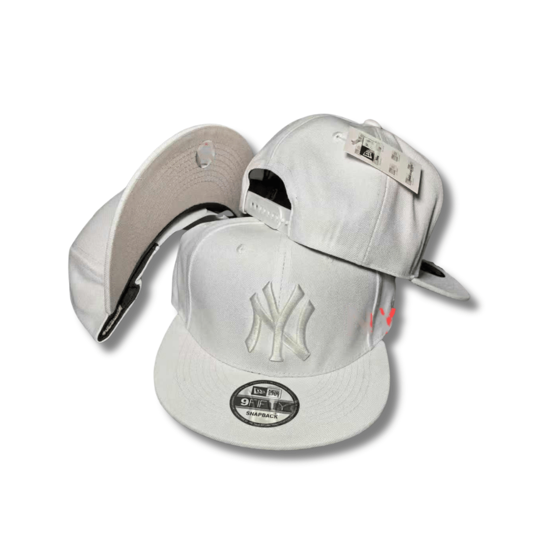 New York Yankees All-White Sleek and Minimalistic Snapback Cap