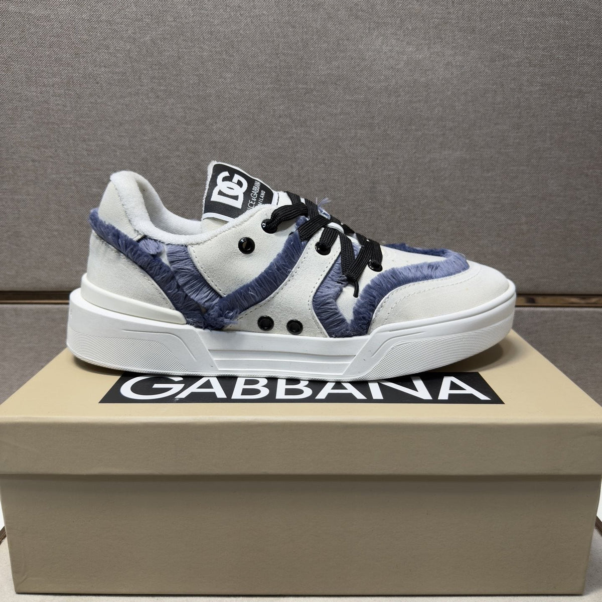 Dolce & Gabbana White & Navy Low-Top Sneakers — side
