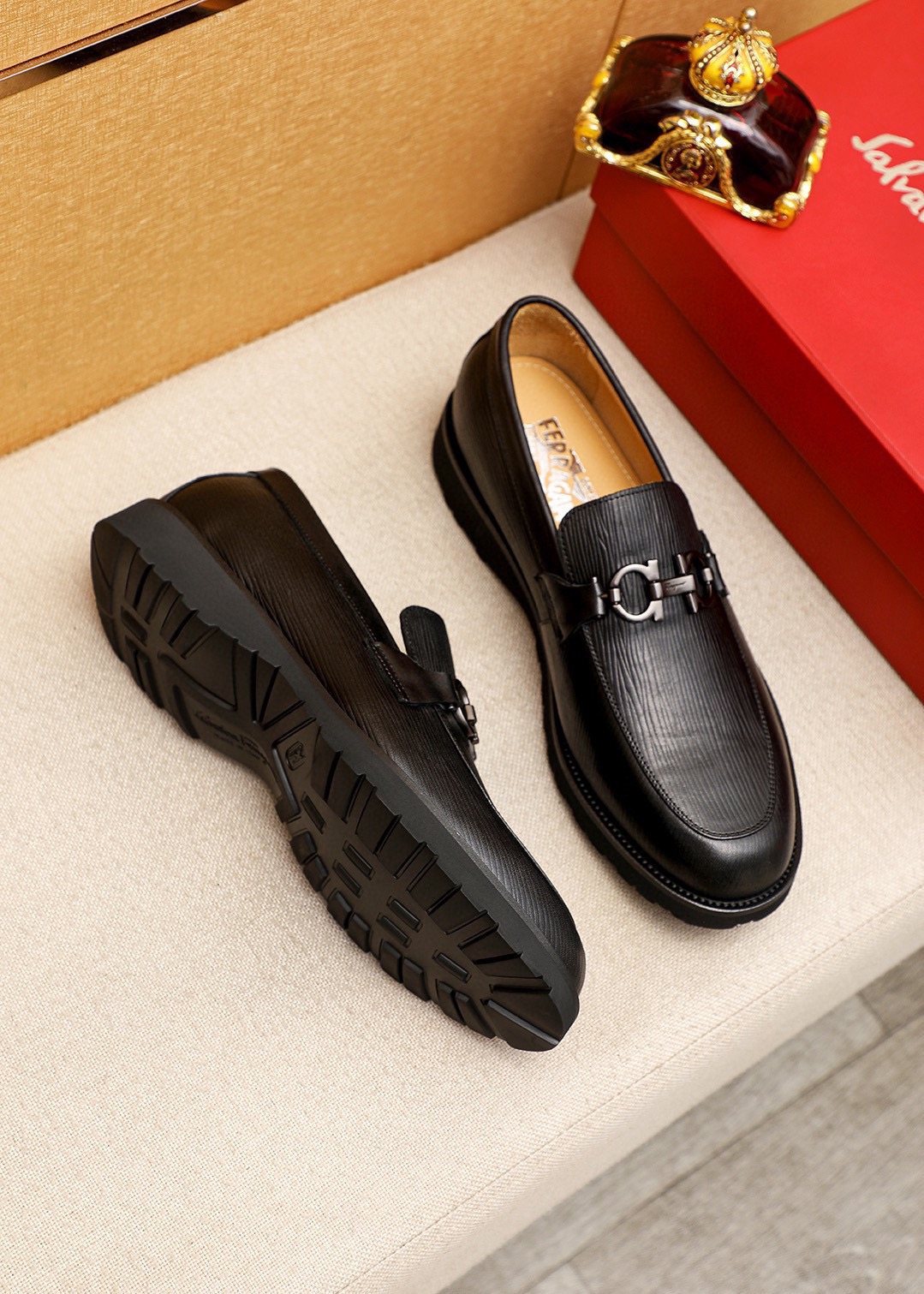 Ferragamo Black Textured Bit Loafers — front