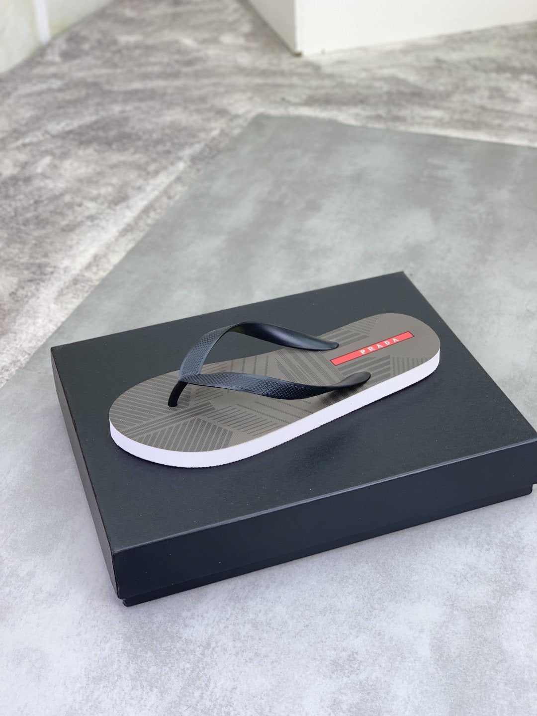 微商相册测试鞋子-Prada Gray and Black Flip-Flops — front