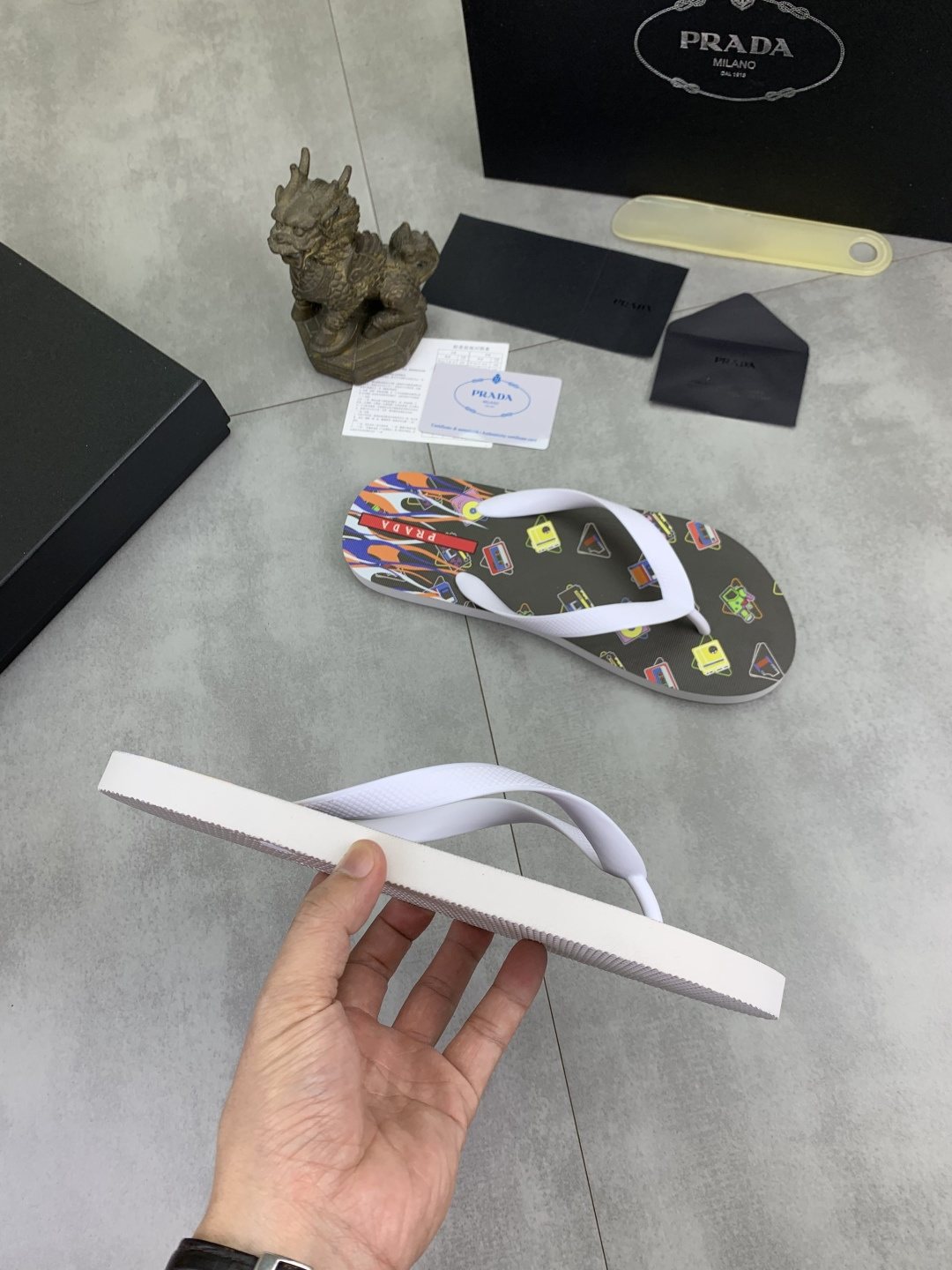 微商相册测试鞋子-Prada Multicolor Print Flip-Flops — side