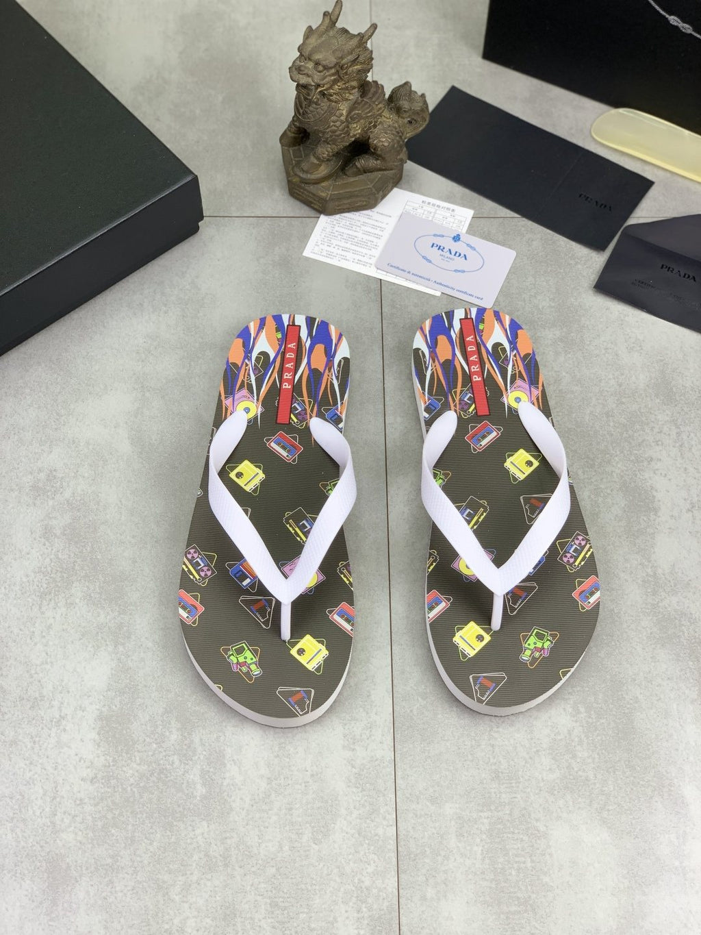 微商相册测试鞋子-Prada Multicolor Print Flip-Flops — hero
