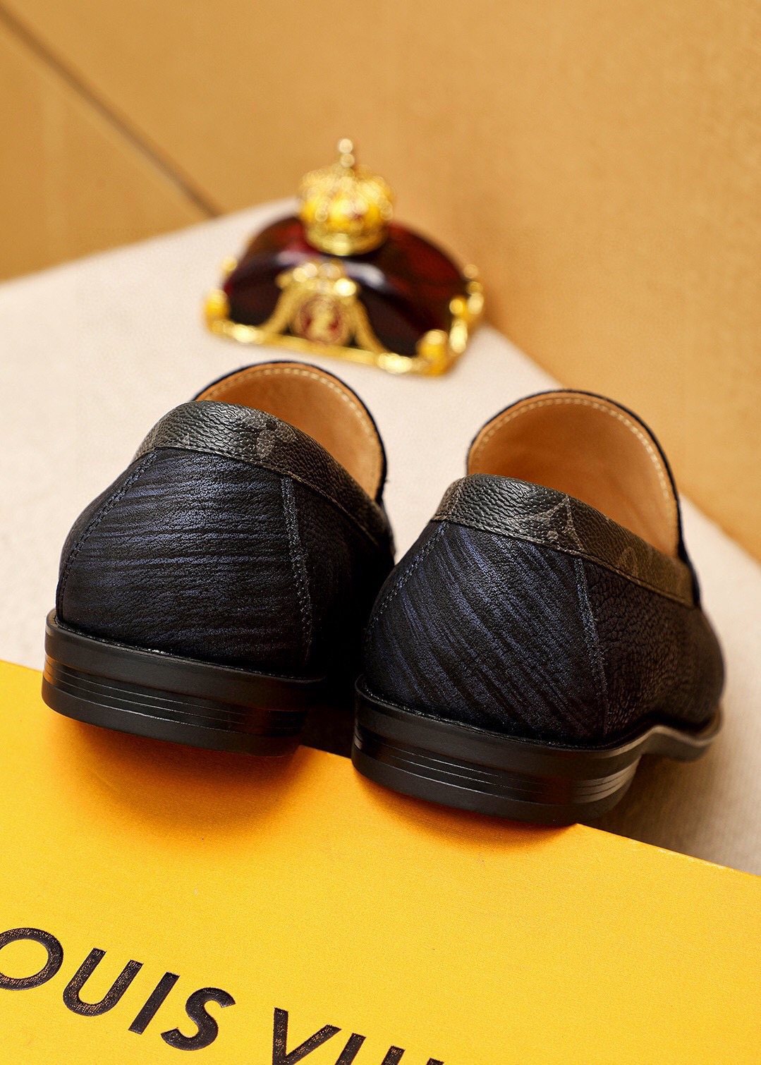 微商相册测试鞋子-Louis Vuitton Black Textured Loafers — back