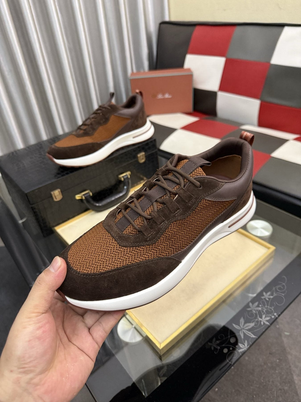Men's Lace-Up Sneakers — model