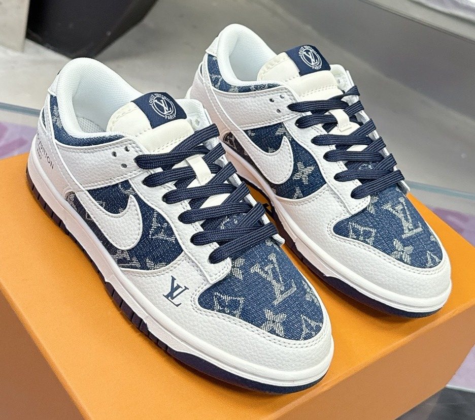 Nike Navy Pattern Low-Top Sneakers — hero