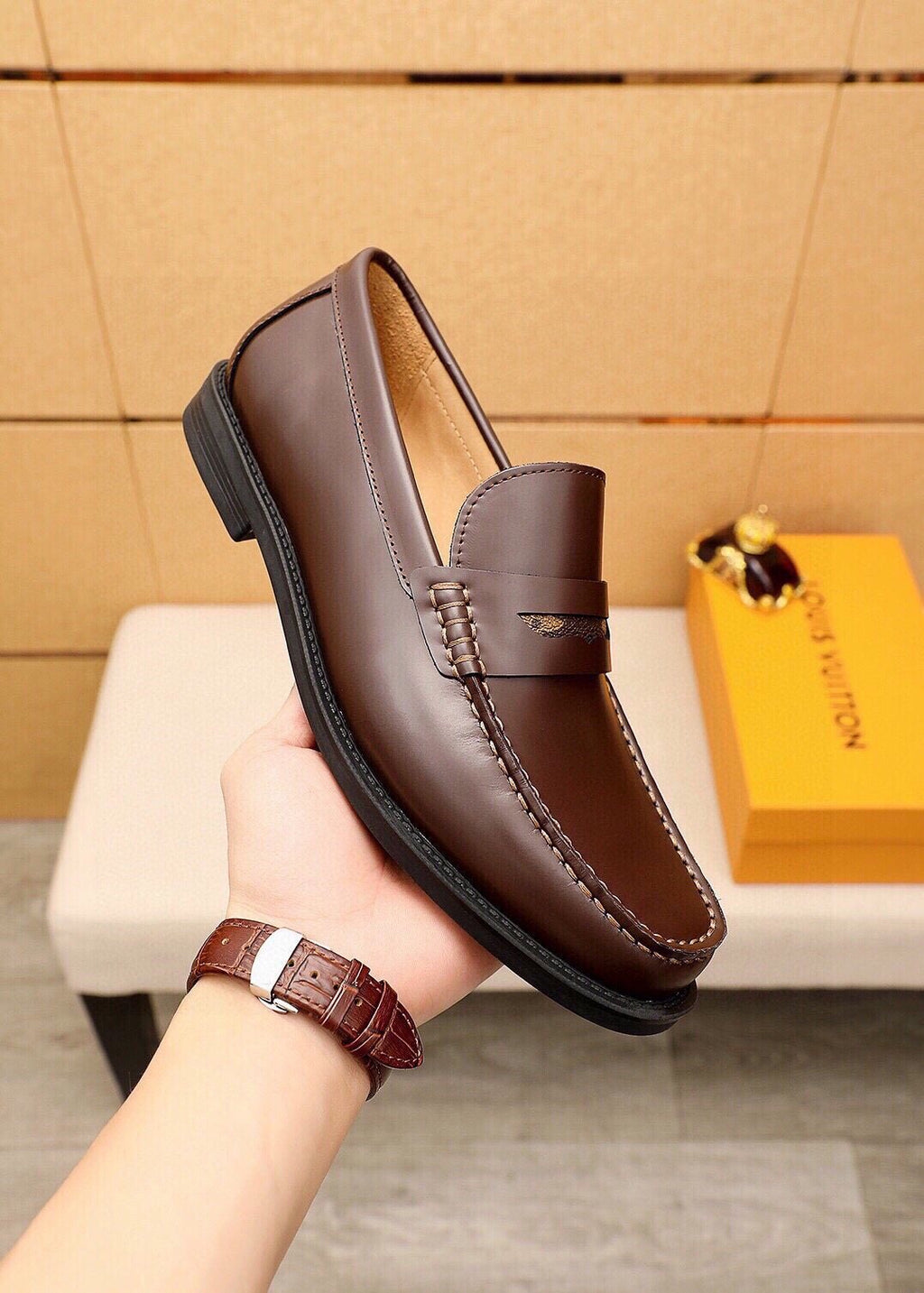 微商相册测试鞋子-Louis Vuitton Penny Loafers — model